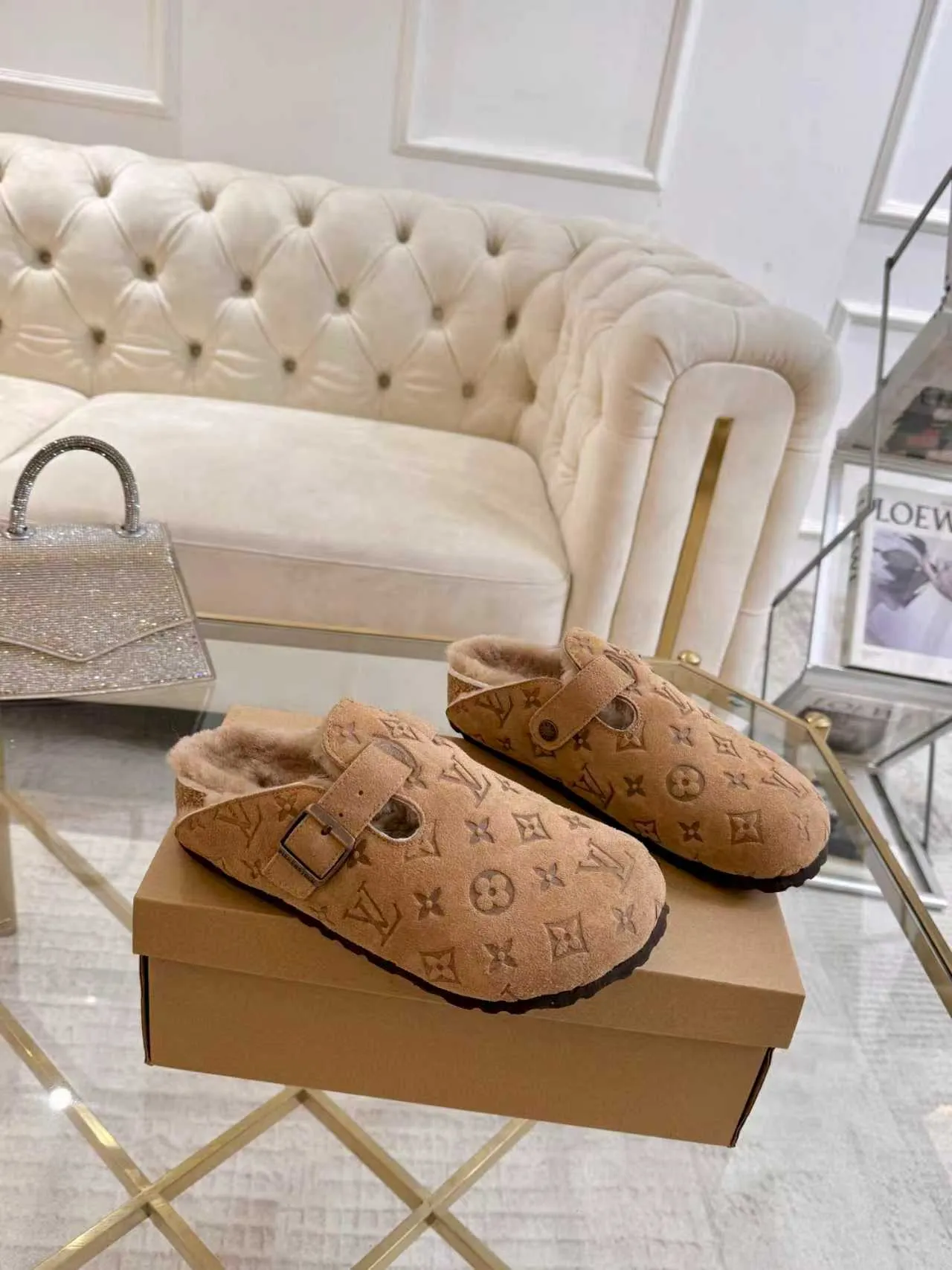 p600🐮🐮 LV wool slippers for couples｜Even the toes exude a sense of luxury ✨ For this pair of LV classic Birkenstock slippers, we have achieved the ultimate restoration of the "higher version", with the mark of luxury in every detail. 👫 ▫️ Original jacquard with delicate cowhide leather, retro texture is at your fingertips; ▫️ 100% pure wool lining, wearing barefoot is like stepping on clouds, skin-friendly, breathable and not sweaty; ▫️ Three-dimensional toe cap + non-slip rubber sole, safe and secure when walking in the wind. The belt buckle and presbyopia elements are embellished, revealing the aura of a big-name brand in a low-key manner. Whether it is on a date or out on the street, every step is like walking in the middle of a show. Pair it with jeans for a lazy and casual look; with a coat and skirt, it will look elegant. With one pair of shoes, you can easily switch between multiple styles, and you never have to be deliberate about the sense of luxury. #LVcouples #high-endwear #lightluxurylife #quality recommendation Fabric: classic presbyopia/imported sheepskin/classic jacquard fabric Lining: imported wool lining Sole: original rubber sole Size: Female 35-41 Male 38-46